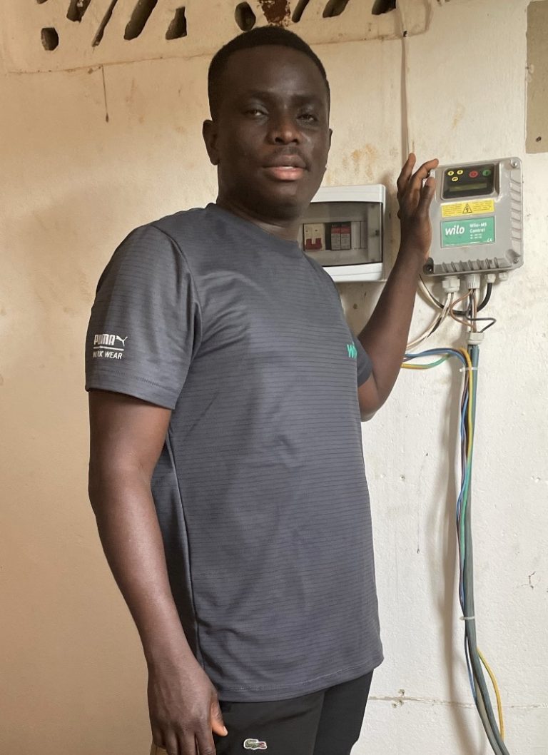 Wilo-Hausmeister Dodji Komlanvi Kougblenou besuchte Brunnenprojekt der Stiftung in seinem Heimatland Togo